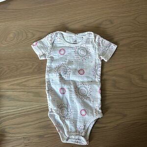 Aden + anais body suit 0-3M onesie